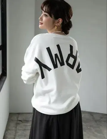 ARMY 프린트 오버 사이즈 맨투맨 모카