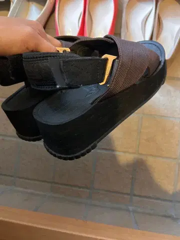 SHAKE x beams 콜라보 샌들