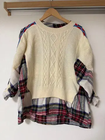 아이보리 케이블 니트 체크 스웨터