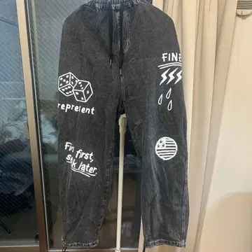 그래픽 프린트 다크 그레이 이지 팬츠