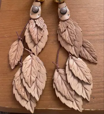 후미에 타나카 잎 모양 가죽 귀찌