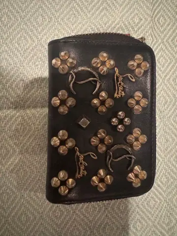 스터드 장식 블랙 가죽 접이식 지갑