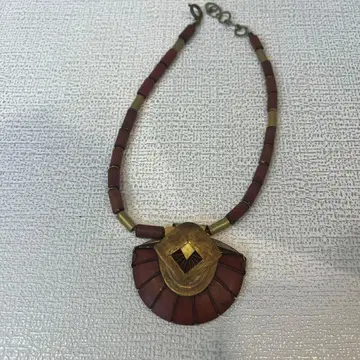 장식적인 펜던트가 달린 목걸이