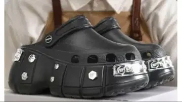 블랙 메탈 장식 통굽 샌들