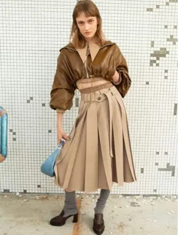 택 포함 미사용 새상품 인기 상품 스나이델 플리츠 디자인 미디 스커트