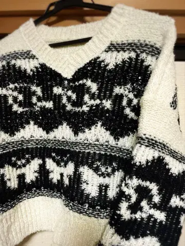 노르딕 무늬 V넥 숏 기장 니트