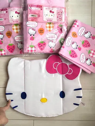 [ 새상품 ] 헬로키티 얼굴 모양 접이식 쿠션 3개 세트 돗자리