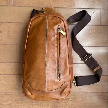 Darwin 가죽 바디백 브라운