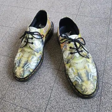 새상품급 닥터마틴 GEORGE & DRAGON BACKHAND 회화