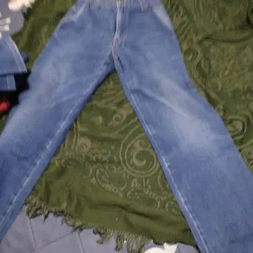 장식 포함 파란 데님 청바지