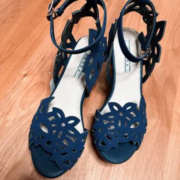 [ 미사용 새상품 ] RANDA 네이비 꽃무늬 컷 아웃 웨지 샌들 S