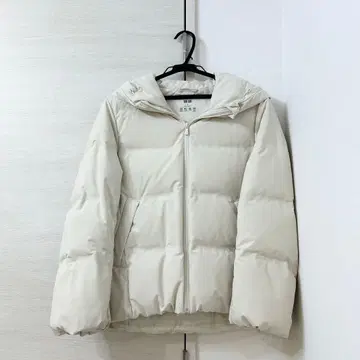 유니클로 심리스 다운 후드티 화이트 S 사이즈