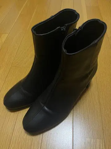 지퍼 달린 블랙 부츠