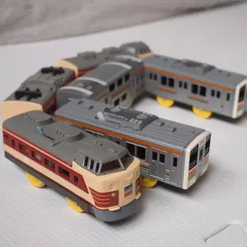 프라레일 211계 근교 기차와 485계 특급 기차 뇌조 구 타입