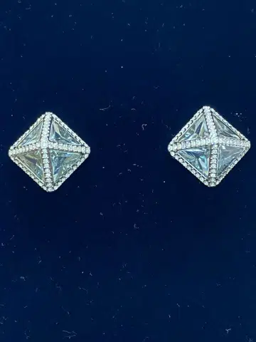 스와로브스키 피라미드형 귀걸이