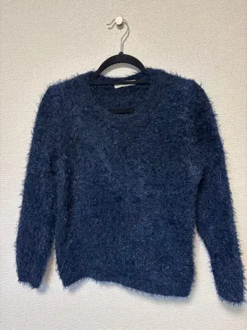 네이비 퍼 소재 긴팔 스웨터