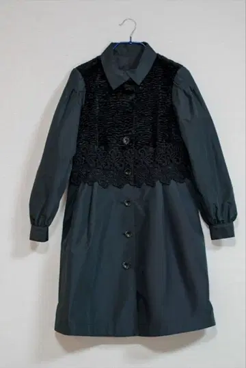 유키코 하나이 블랙 코트