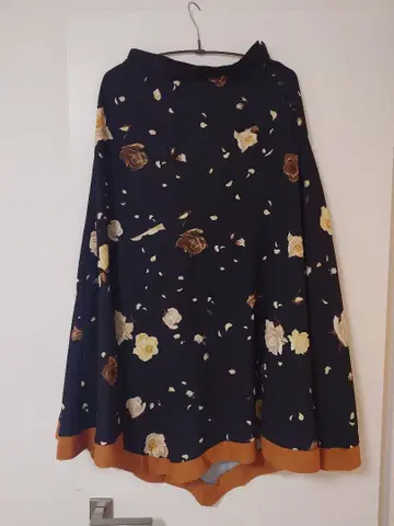 AMERI 네이비 플라워 프린트 플레어 스커트