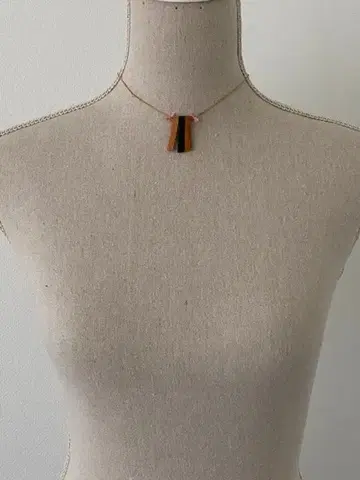 프랑스제 가죽 펜던트 목걸이.