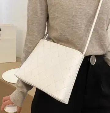 화이트 퀼팅 숄더백