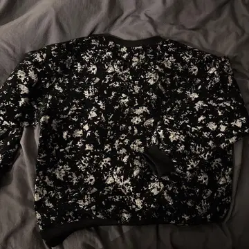 블랙과 화이트의 추상적인 패턴 트레이닝복