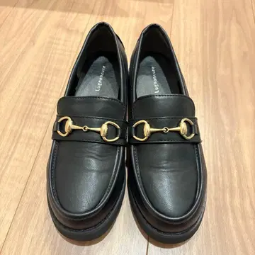 Lugnoncure 블랙 로퍼 M 골드 장식