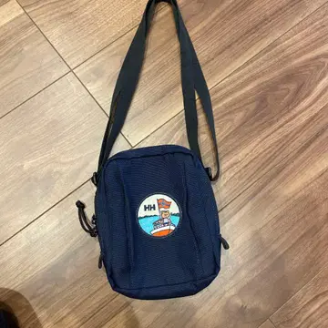 HH 자수 로고 네이비 곰 숄더백