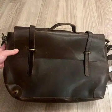 다크 브라운 가죽 숄더백