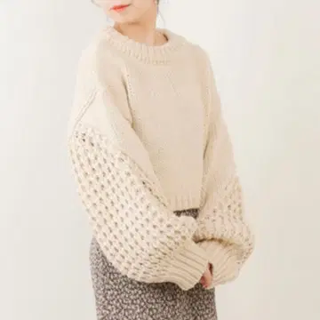 [ 새상품 ] chico 백 벨트 숏 기장 볼륨 소매 니트