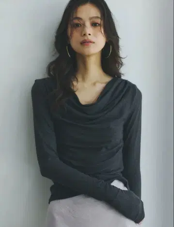 anuans 아뉴앙스 개더 드레이프 컷 상의 차콜 그레이 F