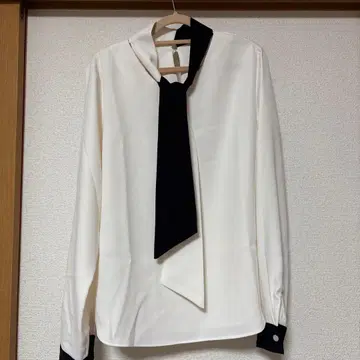 넥타이 포함 화이트 셔츠