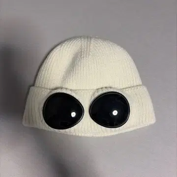 아이웨어 포함 화이트 니트 모자