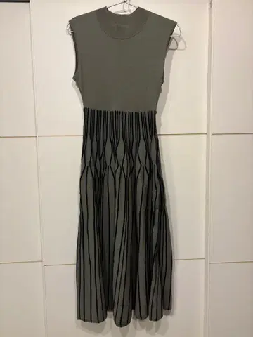 [ FRAY I.D ] 슬리브리스 니트 원피스 그레이 스트라이프