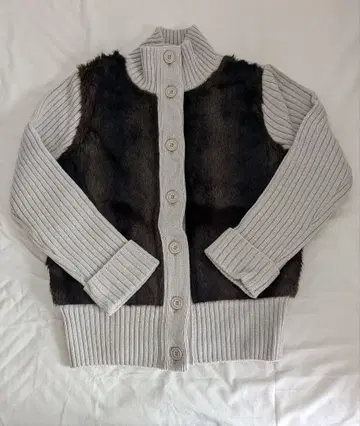 U by ungaro 새상품급 퍼 트리밍 가디건 니트