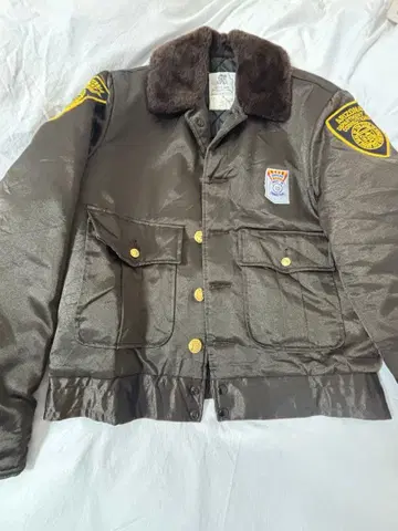 브라운 퍼(fur)가 달린 플라이트 자켓