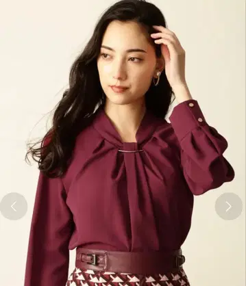 핑키앤다이안 메탈 장식 보타이풍 턱 블라우스 와인