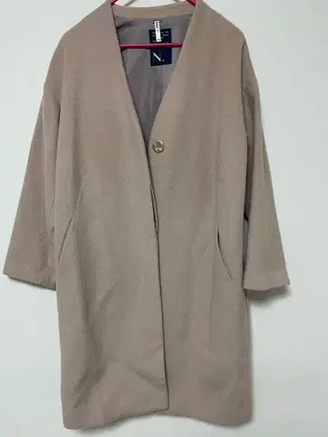 베이지 롱 코트 버튼 포함