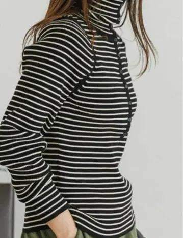 스트라이프 하이넥 긴팔 상의