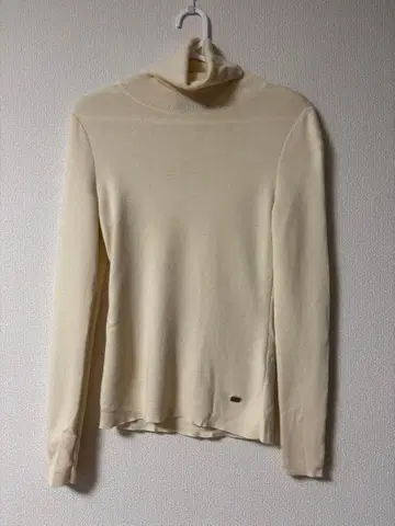 FOXEY 아이보리 터틀넥 긴팔