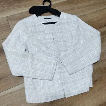 화이트 계열 테일러드 자켓