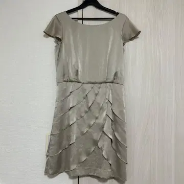 베이지 프릴 디자인 드레스 38 일본제