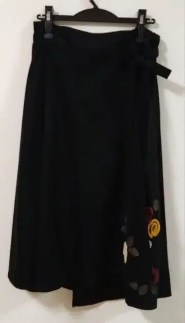 OTONA 랩 스커트풍 플레어 스커트 입체 자수 꽃 블랙