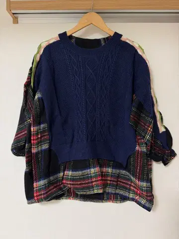 네이비 케이블 짜임 체크 무늬 스웨터