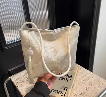 실버 꽃무늬 태슬 숄더백