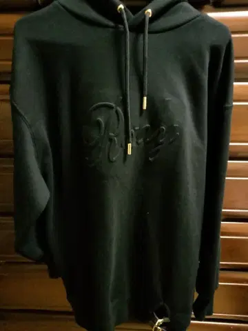 Rady 블랙 로고 자수 후드티 사이드 슬릿 포함