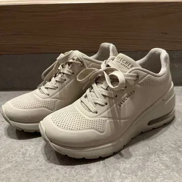 SKECHERS 베이지 스니커즈 통굽