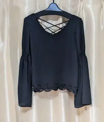 새상품 delylenoir 백 크로스 디자인 블랙 블라우스