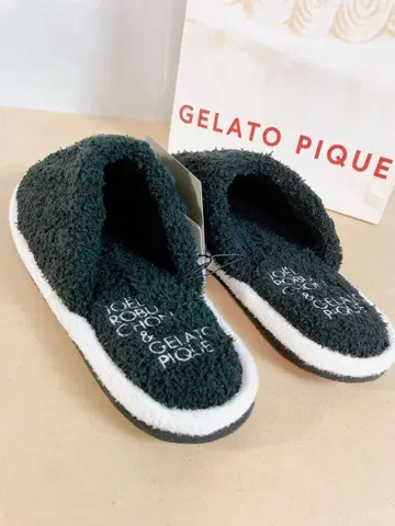 젤라또피케 조엘로브숑 핫 파우더 콜라보 슬리퍼