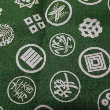 그린 컬러의 원형 무늬 손수건