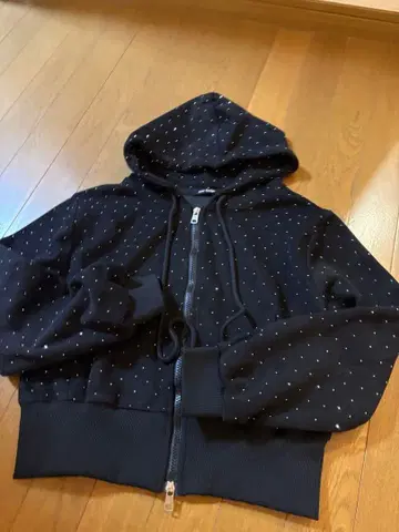 큐빅 장식 후드티